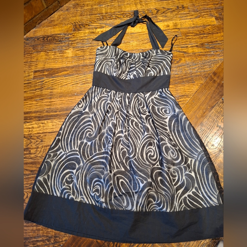 Elegant White House Black Market Dress.  Zise 6. Excellent Condition.